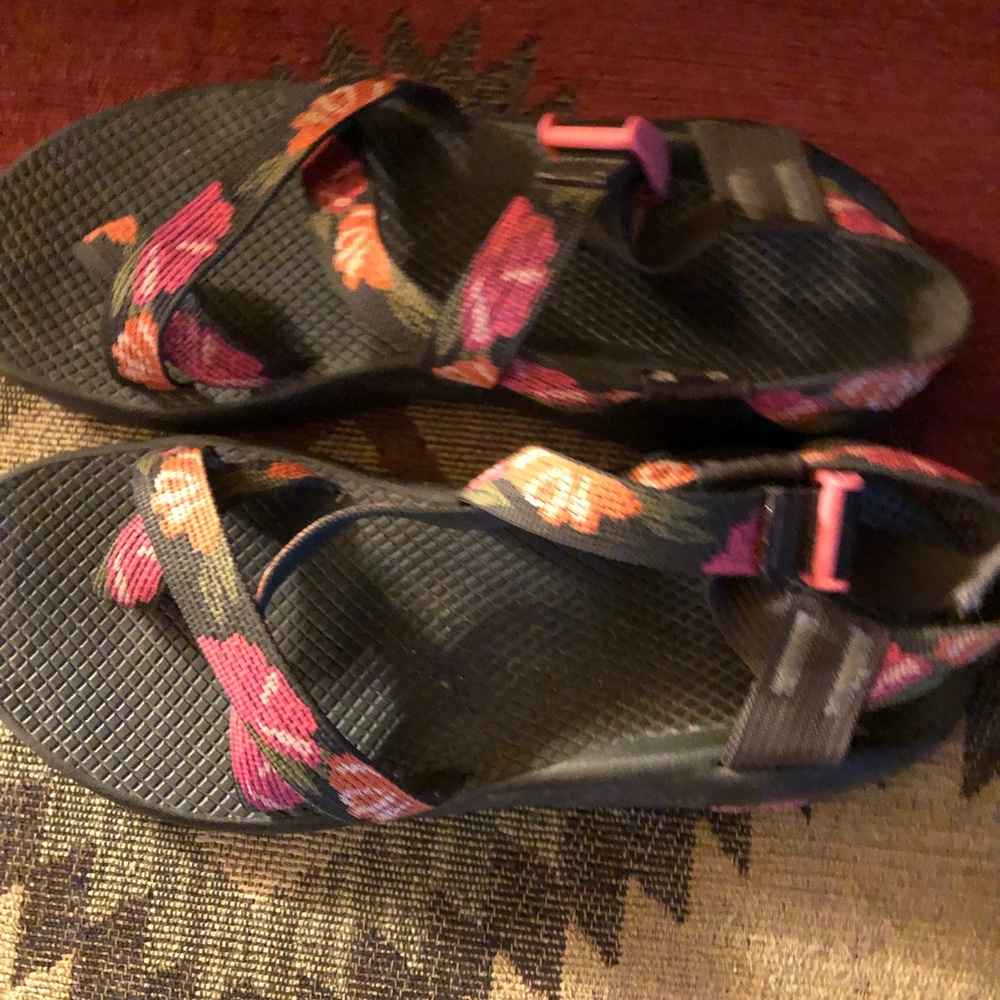 Cute Womens Chaco Sandals , multi color pink, orange Hawaiian type print -